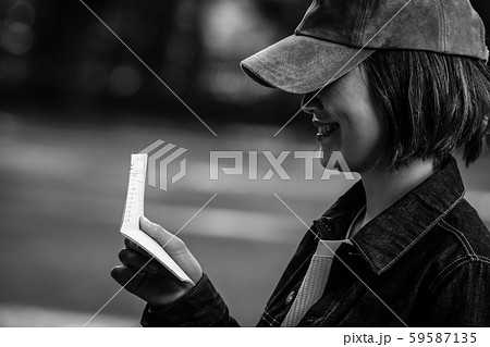 通帳を見て笑う女性 通帳を見て笑う女性 59587135