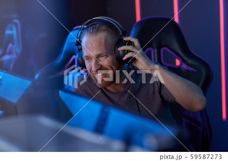 Computer gamer playing in game 59587273