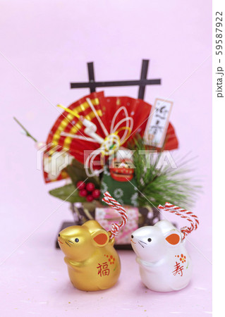 子年　年賀素材〜金銀ねずみの置物と門松 59587922