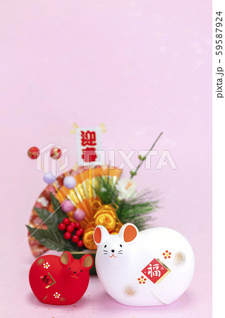 子年　年賀素材〜福寿ねずみの置物と松飾り 59587924