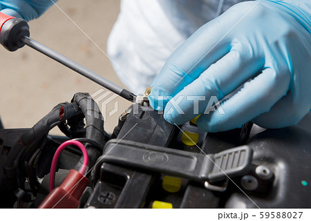 Installation of the motorbike battery Installation of the motorbike battery 59588027