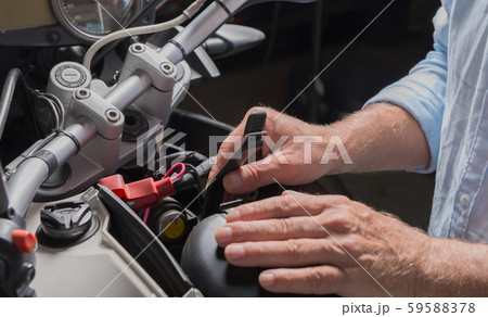 Installation of the motorbike battery Installation of the motorbike battery 59588378
