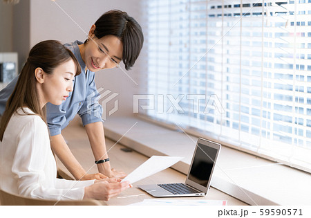 ビジネス 女性 打合せ ビジネス 女性 打合せ 59590571