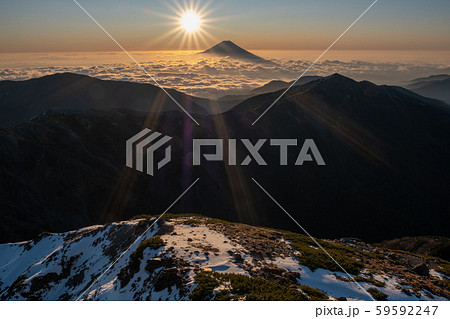 南アルプス　塩見岳山頂からの眺望　（富士山と蝙蝠岳） 59592247