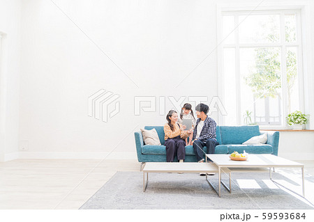若い家族、仲良し、タブレット 59593684