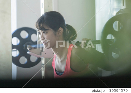 バーベルスクワットで大腿四頭筋を鍛えて太ももを鍛えるストイックな筋肉女子インストラクター 59594579