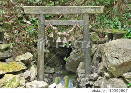 【天の岩戸 (恵利原の水穴)】 三重県志摩市磯部町恵利原 【天の岩戸 (恵利原の水穴)】 三重県志摩市磯部町恵利原 59596607