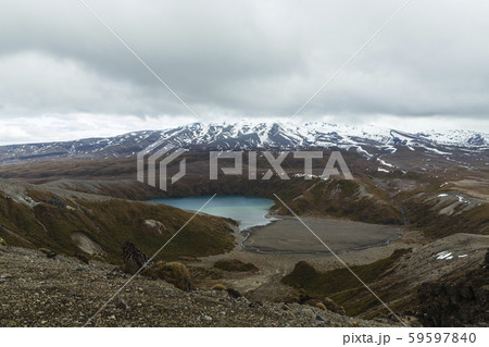 ニュージーランド　トンガリロ国立公園　ローワー・タマ・レイクとルアペフ山 59597840