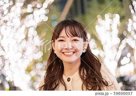 イルミネーションを見つめる女性 59600037