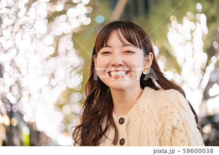 イルミネーションを見つめる女性 イルミネーションを見つめる女性 59600038
