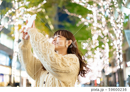 イルミネーションを撮影する女性 59600236