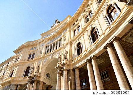 イタリア　ナポリ　ガッレリア・ウンベルト1世　ナポリのアーケード街 59601004