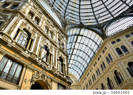 イタリア　ナポリ　ガッレリア・ウンベルト1世　ナポリのアーケード街 59601005