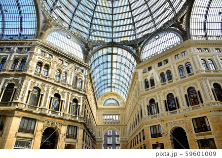 イタリア　ナポリ　ガッレリア・ウンベルト1世　ナポリのアーケード街 59601009