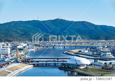 快晴の石巻市街と旧北上川中瀬と風力発電所 59601587