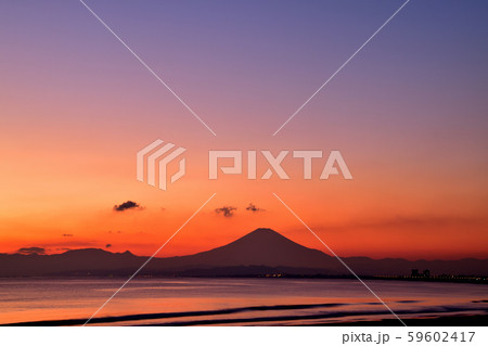 冬至の湘南海岸から望む夕焼け空景色 冬至の湘南海岸から望む夕焼け空景色 59602417