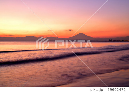 冬至の湘南海岸から望む夕焼け空景色 冬至の湘南海岸から望む夕焼け空景色 59602472