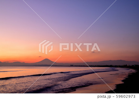 冬至の湘南海岸から望む夕焼け空景色 冬至の湘南海岸から望む夕焼け空景色 59602973