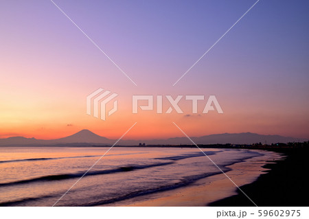 冬至の湘南海岸から望む夕焼け空景色 冬至の湘南海岸から望む夕焼け空景色 59602975