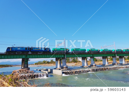 中央線多摩川橋梁を通過する貨物電車 中央線多摩川橋梁を通過する貨物電車 59603143