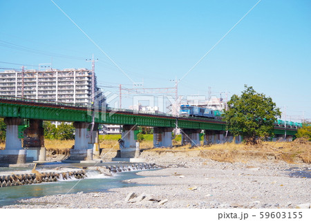 中央線多摩川橋梁を通過する貨物電車 59603155