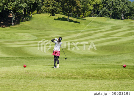 女子ゴルファー　ゴルフ場コース　ティーショットする女性　イメージ素材 59603195