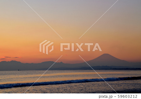 冬至の湘南海岸から望む夕焼け空景色 59603212