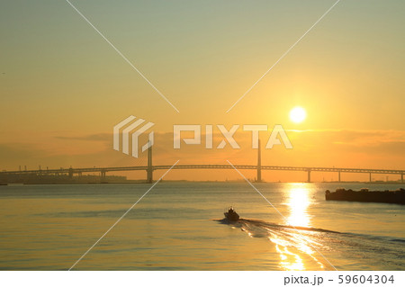 プレジャーボートが出航する横浜港の日の出の写真素材