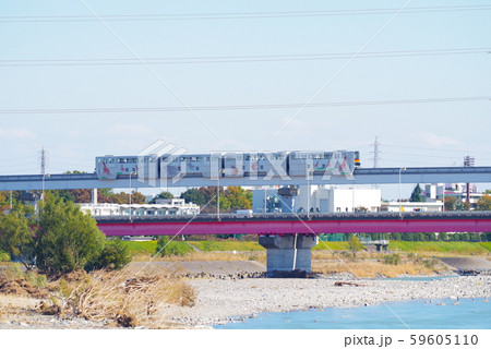 多摩川から望む多摩都市モノレール 59605110