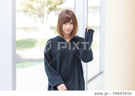 ポートレート 黒いニットを着た女性 ポートレート 黒いニットを着た女性 59605650