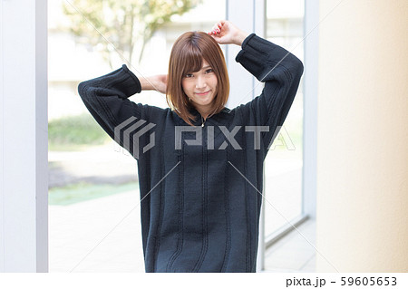 ポートレート　黒いニットを着た女性 59605653