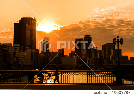 大阪市中央区 天満橋から大川を望む　夕景 シルエット 59605703