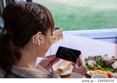 レストランで食事する女性 レストランで食事する女性 59606039