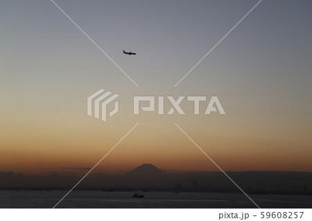 夕焼けと富士山 59608257