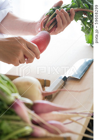 野菜の下ごしらえをする板前 野菜の下ごしらえをする板前 59608299