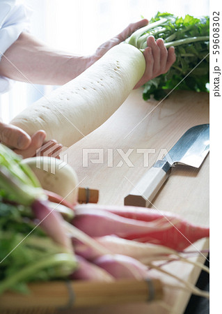 野菜の下ごしらえをする板前 野菜の下ごしらえをする板前 59608302