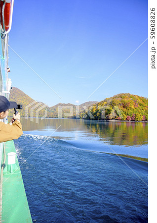 洞爺湖 中島 弁天島と遊覧を楽しむ観光客 59608826