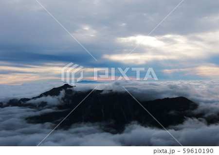 北アルプス　槍ヶ岳山頂からの風景　雲海に浮かぶ笠ヶ岳と白山遠景 59610190