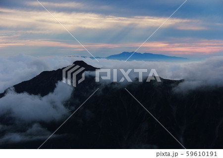 北アルプス 槍ヶ岳山頂からの風景 雲海に浮かぶ笠ヶ岳と白山遠景 北アルプス 槍ヶ岳山頂からの風景 雲海に浮かぶ笠ヶ岳と白山遠景 59610191