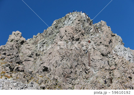 北アルプス　槍ヶ岳山荘から槍ヶ岳の穂先を仰ぎ見る 59610192