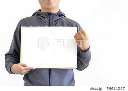 スケッチブックを持って灰色のジャージを着た男性 59611247