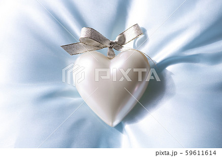 パールホワイトのハート 59611614