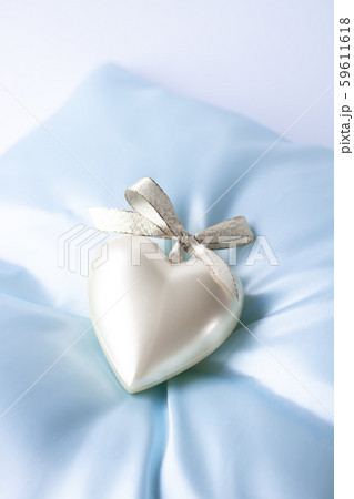 パールホワイトのハート 59611618