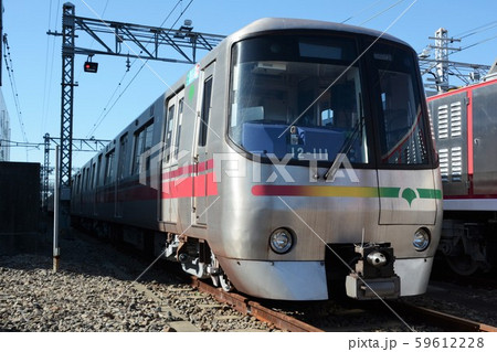 車両基地に停車中の都営大江戸線12-000形 59612228