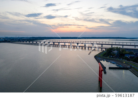 夏の夕暮れの北浦と湖面にある「西の一之鳥居」を俯瞰撮影 夏の夕暮れの北浦と湖面にある「西の一之鳥居」を俯瞰撮影 59613187
