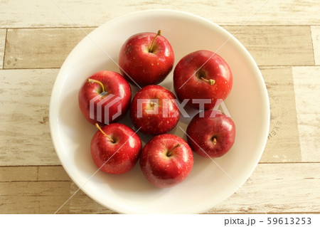 白皿に載った７個の姫りんご 59613253