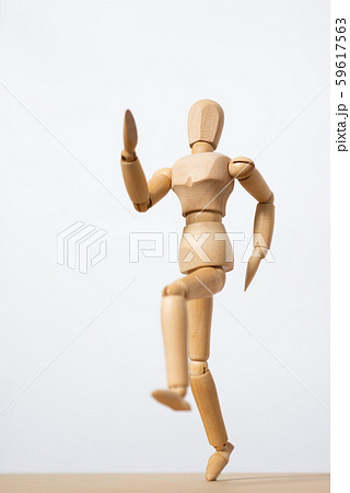 走るポーズ 59617563