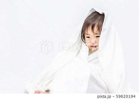 白背景でバスタオルを被り下目線の女の子の赤ちゃん 白背景でバスタオルを被り下目線の女の子の赤ちゃん 59620194