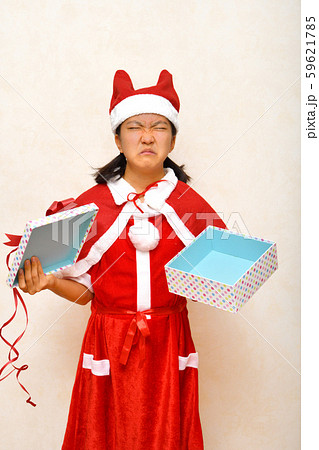 プレゼントを開けるサンタクロース衣装の女の子 プレゼントを開けるサンタクロース衣装の女の子 59621785