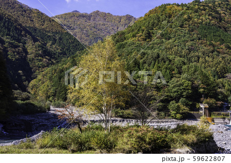 （山梨県）南アルプス街道　湖底の露出した奈良田湖 59622807